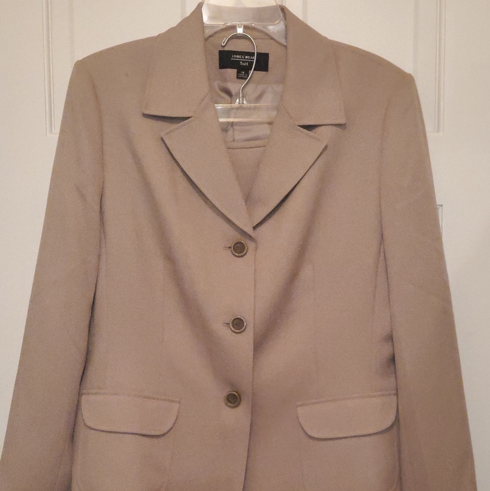 Women's 2pc jacket and knee length skirt.
